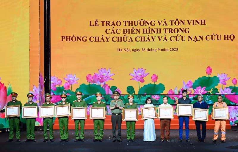 Bộ trưởng Tô Lâm trao Bằng khen của Thủ tướng Chính phủ tặng 12 tập thể và cá nhân trong và ngoài lực lượng Công an nhân dân. Bộ trưởng Tô Lâm trao Bằng khen của Thủ tướng Chính phủ tặng 12 tập thể và cá nhân trong và ngoài lực lượng Công an nhân dân.