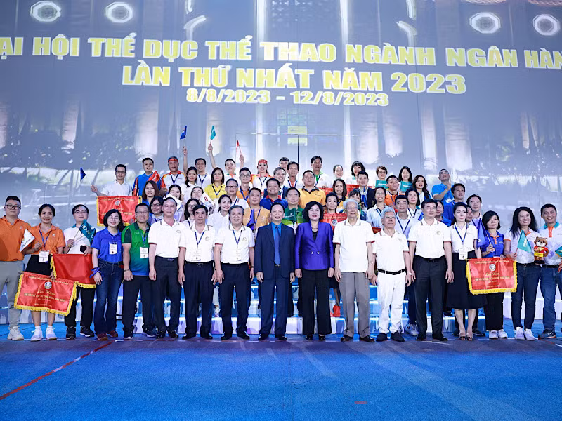 Trao cờ tặng các đội tham dự Đại hội. Trao cờ tặng các đội tham dự Đại hội.