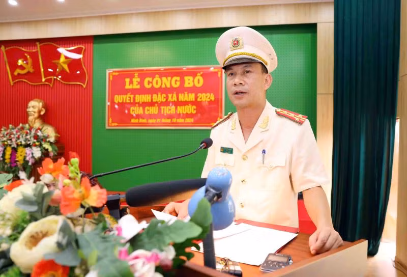 Đại tá Trần Đức Phong, Giám thị Trại giam Ninh Khánh công bố Quyết định đặc xá năm 2024. Đại tá Trần Đức Phong, Giám thị Trại giam Ninh Khánh công bố Quyết định đặc xá năm 2024.