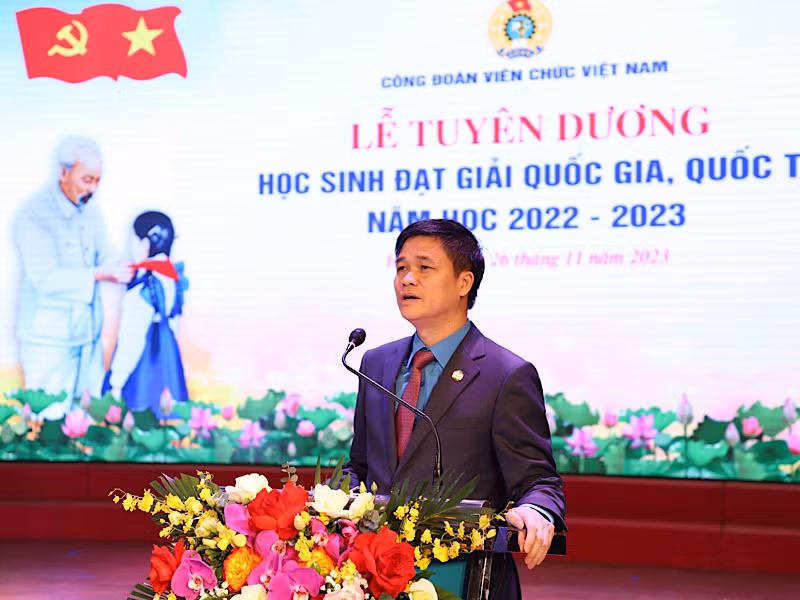 Đồng chí Ngọ Duy Hiểu phát biểu. Đồng chí Ngọ Duy Hiểu phát biểu.