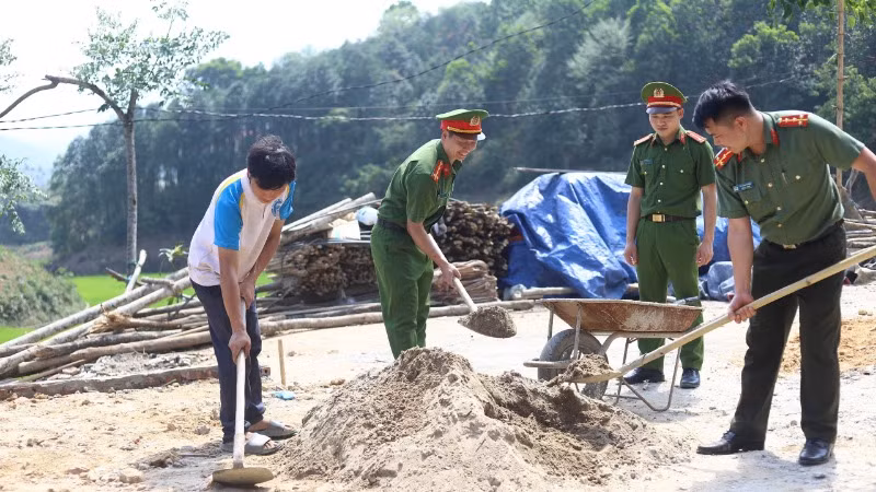 Công an xã Trịnh Tường, huyện Bát Xát xuống cơ sở giúp bà con dựng nhà mới.
