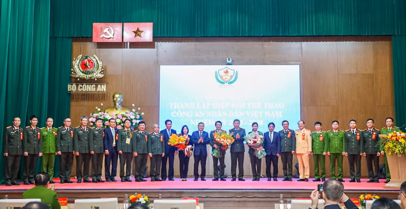 Tặng hoa chúc mừng Ban Chấp hành Hiệp hội thể thao Công an nhân dân Việt Nam.