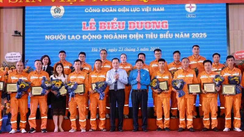 Lãnh đạo Tổng Liên đoàn Lao động Việt Nam và Tập đoàn Điện lực Việt Nam trao Chứng nhận "Người lao động ngành điện tiêu biểu" năm 2025.