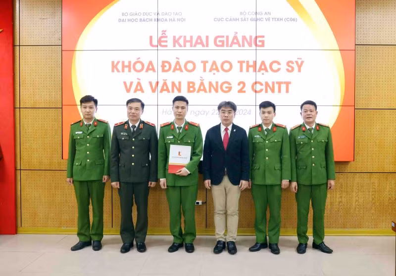 Lãnh đạo Đại học Bách khoa Hà Nội và Bộ Công trao quyết định cho các học viên.