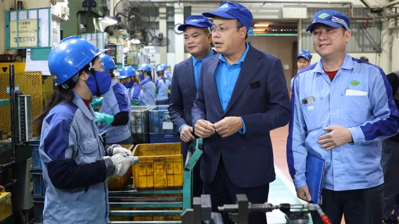 Chủ tịch Liên đoàn Lao động thành phố Hà Nội Phạm Quang Thanh nắm bắt tình hình sản xuất, kinh doanh và thăm hỏi, động viên công nhân lao động dịp Tết Nguyên đán Ất Tỵ 2025.