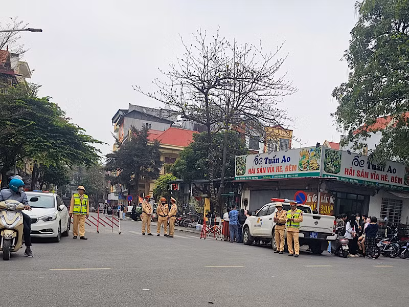 Lực lượng công an phong tỏa phố Chiền thuộc phường Ngô Quyền, thành phố Vĩnh Yên - nơi có nhà riêng của Bí thư Tỉnh ủy Vĩnh Phúc Hoàng Thị Thúy Lan.