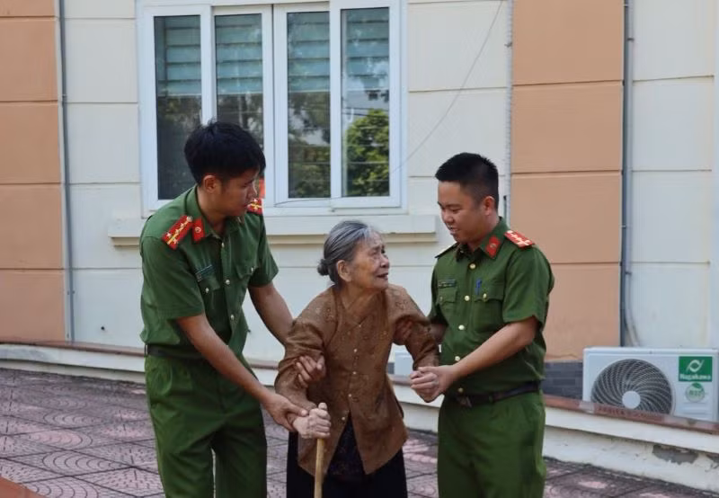 Giáo dục thế hệ trẻ Bộ Tư lệnh Cảnh sát Cơ động truyền thống cách mạng, đạo lý uống nước nhớ nguồn.