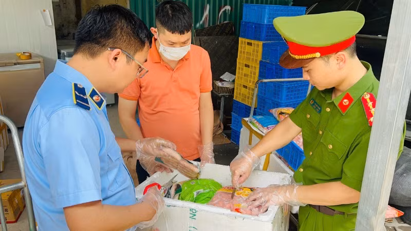 Hơn 1 tấn nguyên liệu đã bị thu giữ. 
