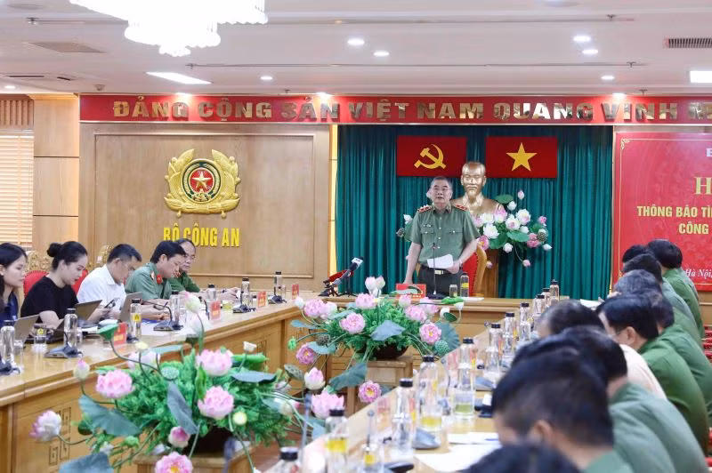 Trung tướng Tô Ân Xô, Người phát ngôn Bộ Công an chủ trì họp báo.