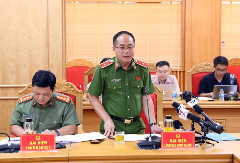 Thiếu tướng Nguyễn Thanh Tùng, Phó Giám đốc Công an thành phố Hà Nội trả lời câu hỏi tại họp báo.