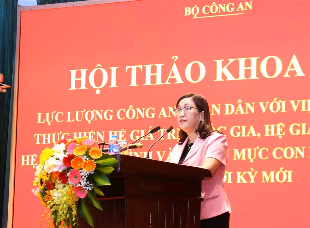 Đồng chí Đinh Thị Mai, Phó trưởng Ban Tuyên giáo Trung ương phát biểu khai mạc.