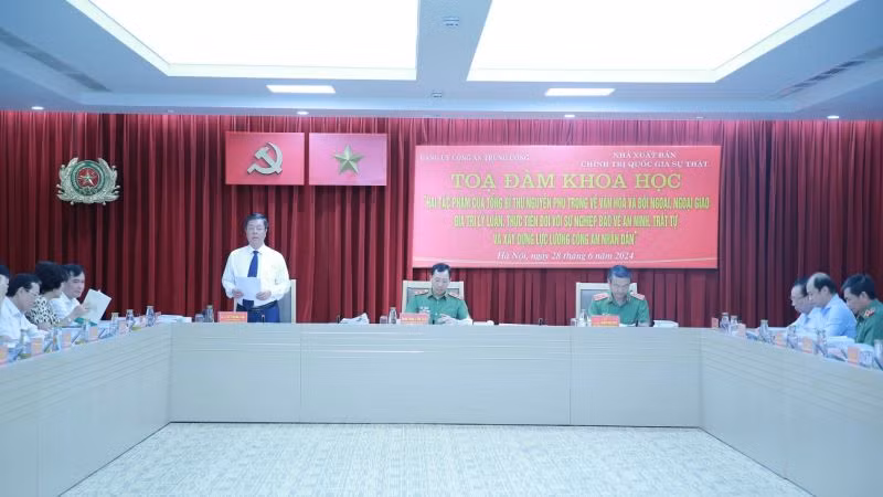 Giám đốc, Tổng Biên tập Nhà xuất bản Chính trị Quốc gia Sự thật Vũ Trọng Lâm giới thiệu về hai cuốn sách của Tổng Bí thư Nguyễn Phú Trọng.