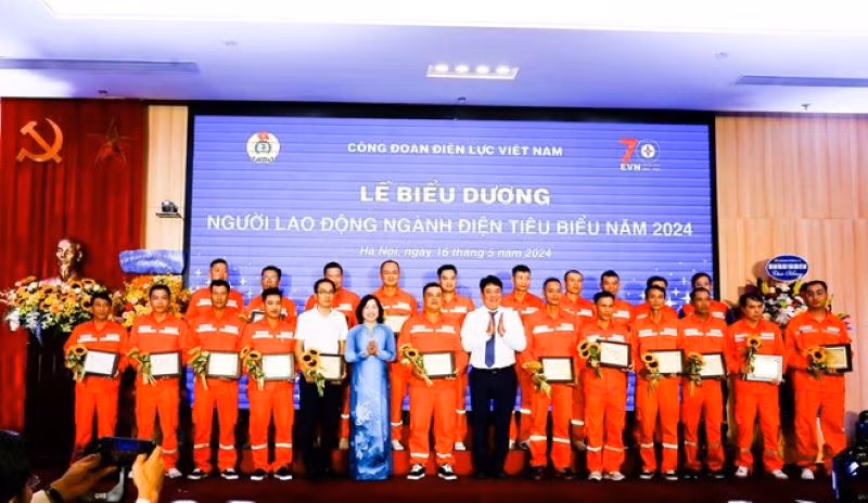 Phó Chủ tịch Tổng Liên đoàn Lao động Việt Nam Thái Thu Xương và Tổng giám đốc Tập đoàn Điện lực Việt Nam Nguyễn Anh Tuấn biểu dương, khen thưởng công nhân lao động ngành điện tiêu biểu năm 2024.