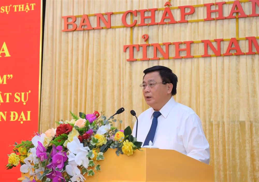 Giáo sư, Tiến sĩ Nguyễn Xuân Thắng phát biểu khai mạc, đề dẫn hội thảo.