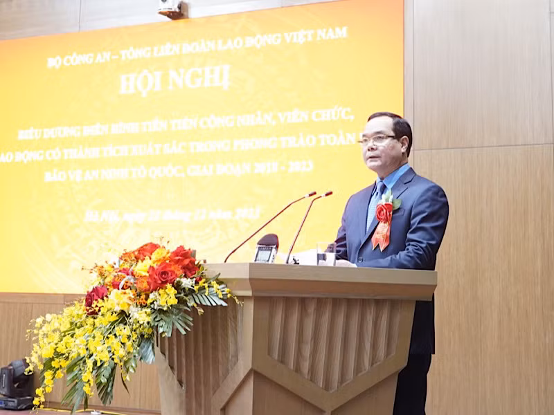 Đồng chí Nguyễn Đình Khang phát biểu khai mạc. Đồng chí Nguyễn Đình Khang phát biểu khai mạc.