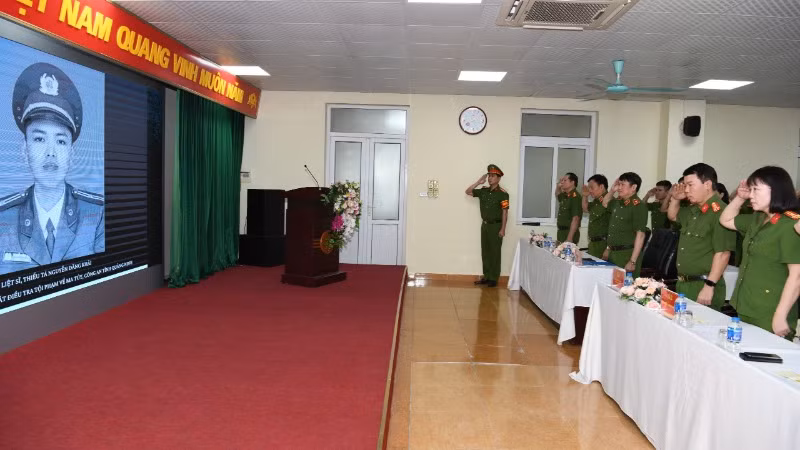 1 phút tưởng niệm đồng đội đã hy sinh trong khi truy bắt tội phạm.
