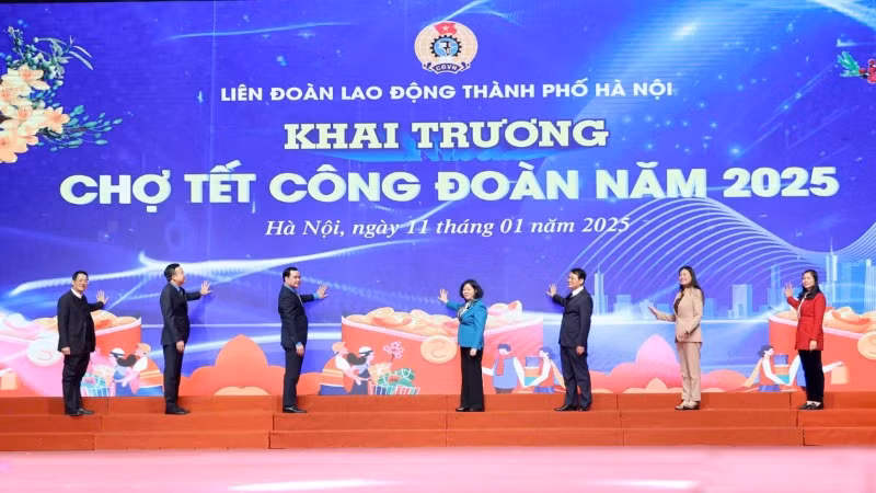 Nhấn nút khai trương Chợ Tết Công đoàn năm 2025. Nhấn nút khai trương Chợ Tết Công đoàn năm 2025.