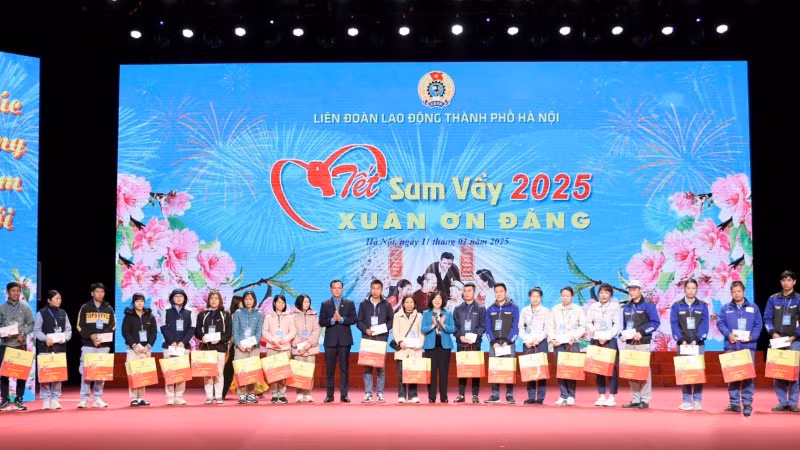 Đồng chí Bùi Thị Minh Hoài và đồng chí Nguyễn Đình Khang trao quà Tết tặng công nhân, viên chức, lao động tại chương trình.