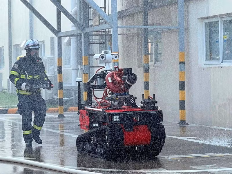 Robot chữa cháy tham gia diễn tập.