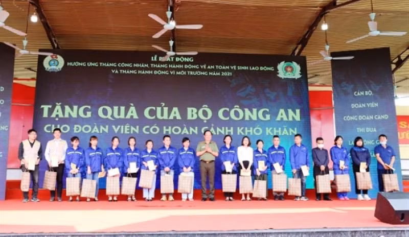 Trao quà tặng đoàn viên, người lao động khó khăn trong lực lượng Công an nhân dân. Trao quà tặng đoàn viên, người lao động khó khăn trong lực lượng Công an nhân dân.
