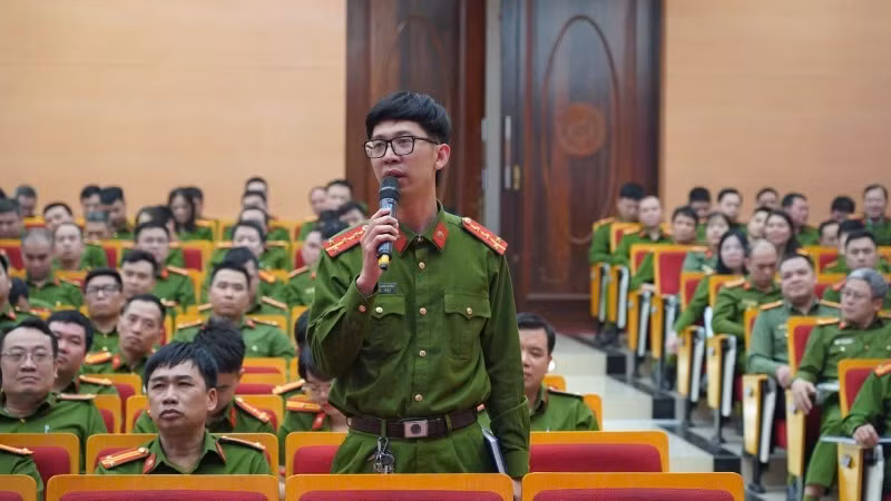 Hội nghị nghe ý kiến từ các đơn vị.