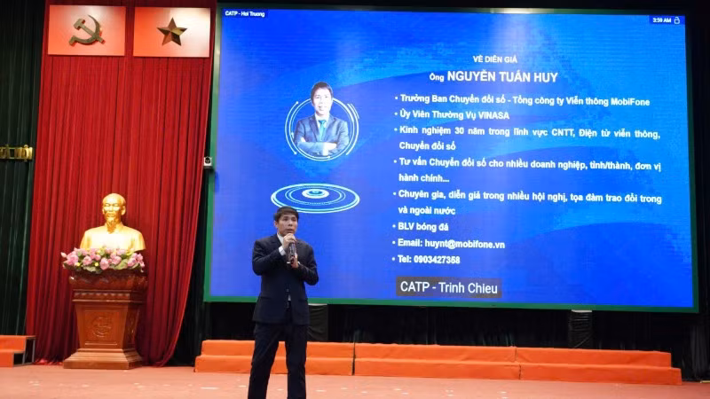 Đại diện Tổng công ty Mobifone trình bày nội dung về chuyển đổi số.