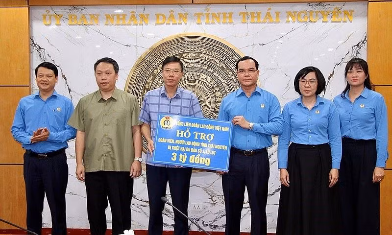 Chủ tịch Tổng Liên đoàn Lao động Việt Nam trao 1.000 suất quà tặng đoàn viên, người lao động bị ảnh hưởng bởi bão số 3, thông qua Ủy ban Mặt trận Tổ quốc Việt Nam tỉnh Thái Nguyên.