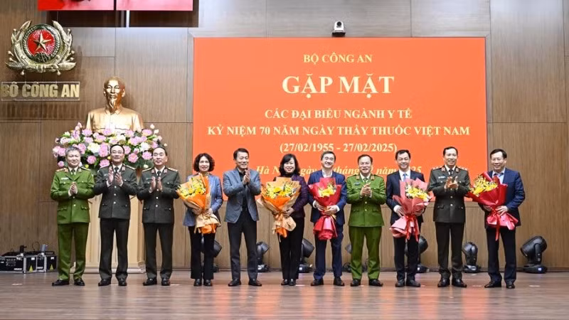 Bộ trưởng Lương Tam Quang cùng các đồng chí lãnh đạo Bộ Công an tặng hoa chúc mừng các đồng chí lãnh đạo Bộ Y tế.