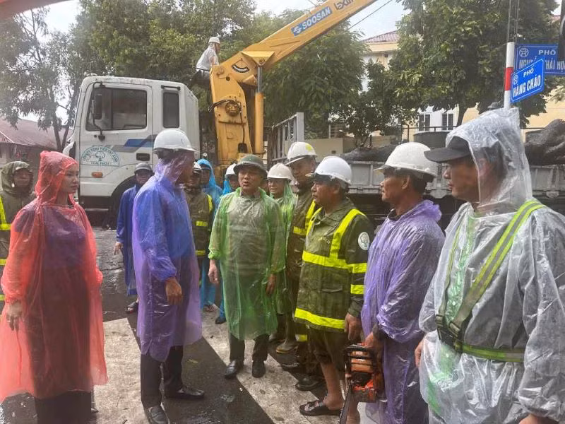 Đoàn công tác động viên lãnh đạo, người lao động Công ty TNHH Một thành viên công viên cây xanh Hà Nội.