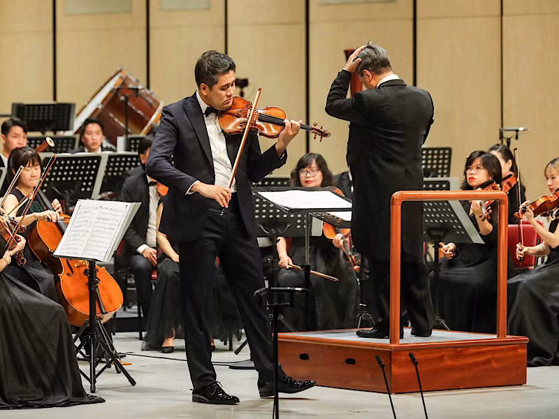 Nghệ sĩ violin Bùi Công Duy biểu diễn. Nghệ sĩ violin Bùi Công Duy biểu diễn.