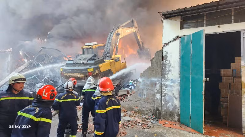Đám cháy phức tạp, sinh ra nhiều khói độc nguy hiểm. Đám cháy phức tạp, sinh ra nhiều khói độc nguy hiểm.