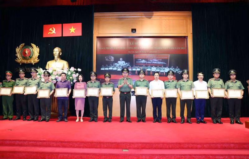Bộ trưởng Tô Lâm trao Bằng khen tặng các tập thể, cá nhân có thành tích xuất sắc.