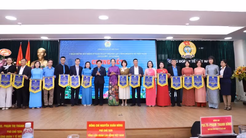 Trao cờ lưu niệm tặng các đơn vị có thí sinh vào vòng chung kết.