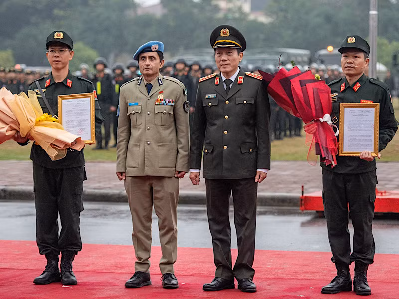 Thượng tướng Lương Tam Quang trao quyết định thành lập Đơn vị Cảnh sát gìn giữ hòa bình số 1 . Thượng tướng Lương Tam Quang trao quyết định thành lập Đơn vị Cảnh sát gìn giữ hòa bình số 1 .