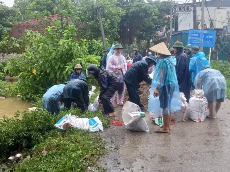 Cán bộ, đoàn viên Công đoàn huyện Mỹ Đức tham gia cùng chính quyền, nhân dân khu vực ven đê chống lũ. Cán bộ, đoàn viên Công đoàn huyện Mỹ Đức tham gia cùng chính quyền, nhân dân khu vực ven đê chống lũ.