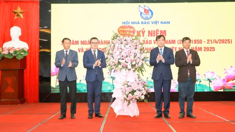 Lãnh đạo Ban Tuyên giáo và Dân vận Trung ương tặng lẵng hoa chúc mừng 75 năm thành lập Hội Nhà báo Việt Nam.