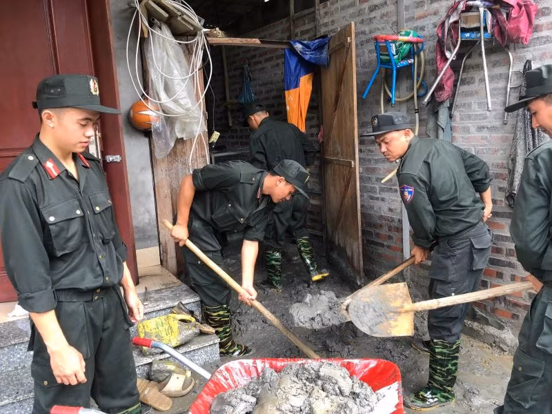 Tiểu đoàn Cảnh sát cơ động số 4, Trung đoàn Cảnh sát cơ động Tây Bắc giúp nhân dân xã Tả Phời, thành phố Lào Cai dọn dẹp bùn đất.
