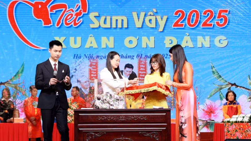 Hào hứng với màn bắt thăm trúng thưởng. Hào hứng với màn bắt thăm trúng thưởng.