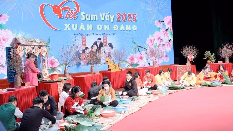 Thi gói bánh chưng trong chương trình "Tết Sum vầy- Xuân ơn Đảng" năm 2025, do Liên đoàn Lao động thành phố Hà Nội tổ chức.