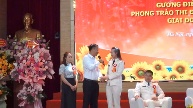 Cuộc gặp gỡ giữa Trung sĩ Ngô Thị Dung và bố mẹ trên sâu khấu giao lưu. Cuộc gặp gỡ giữa Trung sĩ Ngô Thị Dung và bố mẹ trên sâu khấu giao lưu.