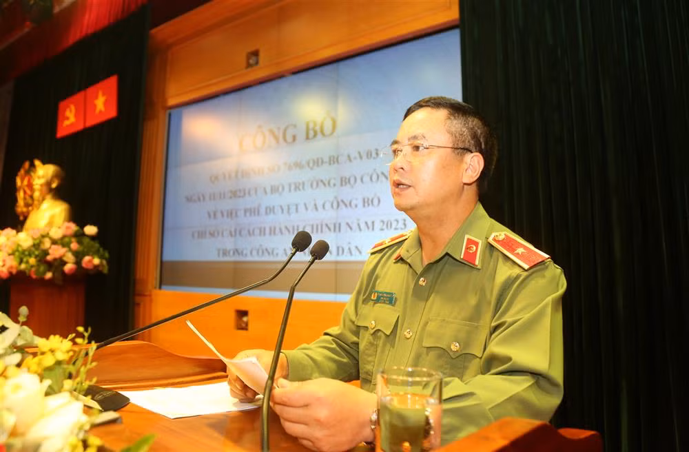 Thiếu tướng Phạm Công Nguyên, Cục trưởng Cục Pháp chế và cải cách hành chính, tư pháp, Bộ Công an phát biểu tại hội nghị.