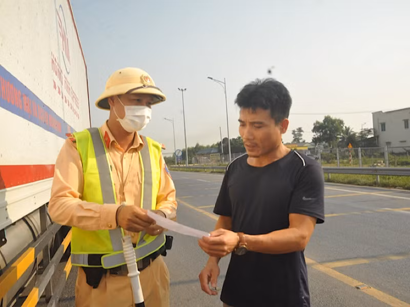 Cảnh sát giao thông phát tờ rơi tuyên truyền, hướng dẫn, cảnh báo người điều khiển phương tiện giao thông. Cảnh sát giao thông phát tờ rơi tuyên truyền, hướng dẫn, cảnh báo người điều khiển phương tiện giao thông.