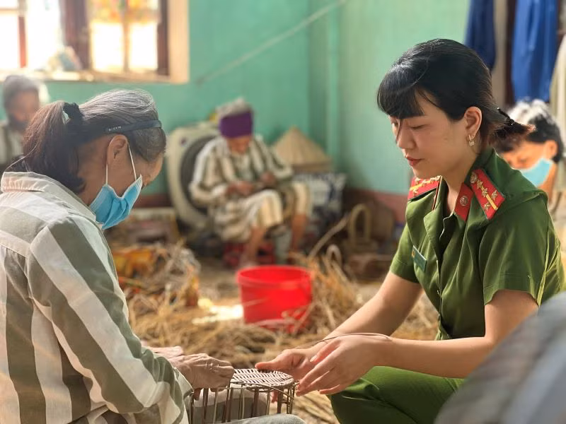 Cán bộ quản giáo Đỗ Thị Diễm Hà hướng dẫn phạm nhân trong giờ lao động. Cán bộ quản giáo Đỗ Thị Diễm Hà hướng dẫn phạm nhân trong giờ lao động.