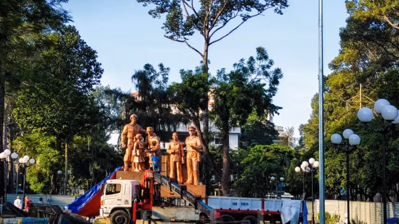 Tượng đài sẽ khánh thành đúng dịp kỷ niệm 50 năm Ngày Giải phóng miền nam, thống nhất đất nước. Tượng đài sẽ khánh thành đúng dịp kỷ niệm 50 năm Ngày Giải phóng miền nam, thống nhất đất nước.
