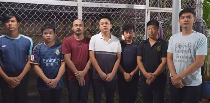 Đối tượng cầm đầu Tăng Quốc Tiến (thứ nhất từ trái sang) và các đối tượng trong đường dây vận chuyển, buôn bán pháo liên tỉnh. Đối tượng cầm đầu Tăng Quốc Tiến (thứ nhất từ trái sang) và các đối tượng trong đường dây vận chuyển, buôn bán pháo liên tỉnh.