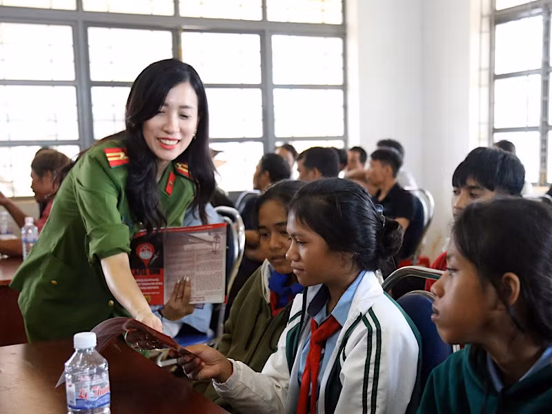Phát tờ rơi tuyên truyền tác hại của ma túy.