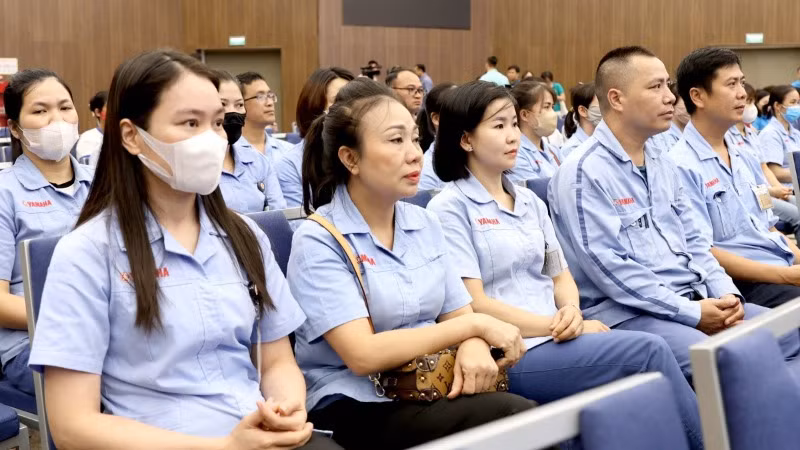 Công nhân, lao động tham dự hội nghị đối thoại.