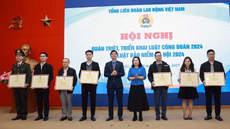 Ghi nhận những đóng góp của các tập thể, cá nhân trong xây dựng Luật Công đoàn (sửa đổi).