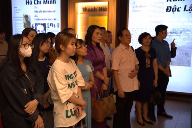 Đông đảo các nhà khoa học, cán bộ công đoàn, sinh viên báo chí tham quan và tham dự Tọa đàm. Đông đảo các nhà khoa học, cán bộ công đoàn, sinh viên báo chí tham quan và tham dự Tọa đàm.