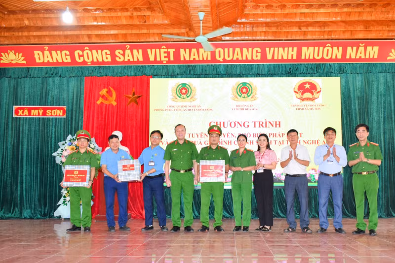Trao quà tặng các cá nhân có nhiều đóng góp trong công tác phòng, chống tội phạm về tệ nạn ma túy.